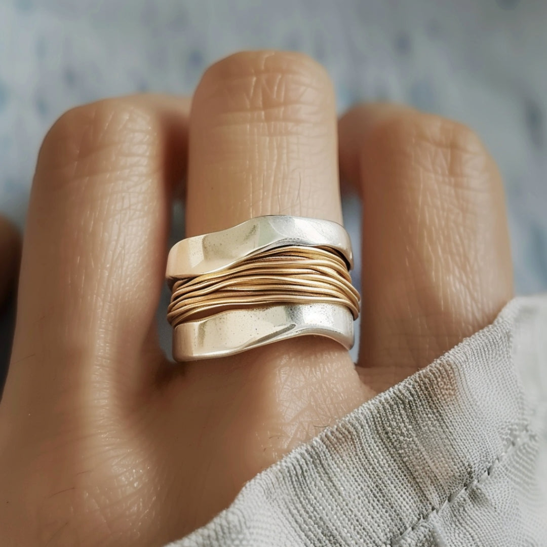 Anillo de hilos dorados sobre plata
