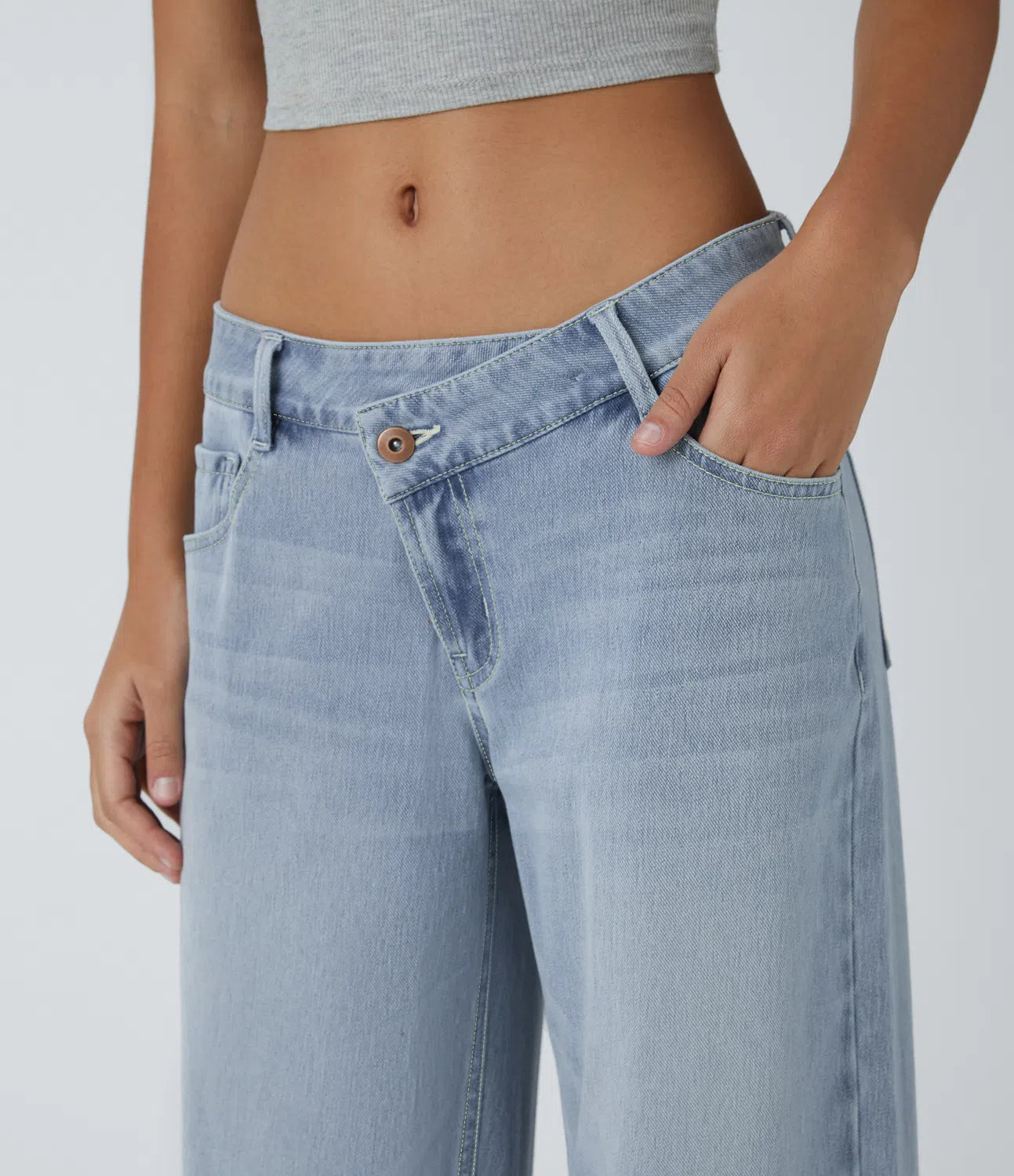 Jeans anchos de cintura baja, bolsillos con cremallera asimétricos, acabado lavado