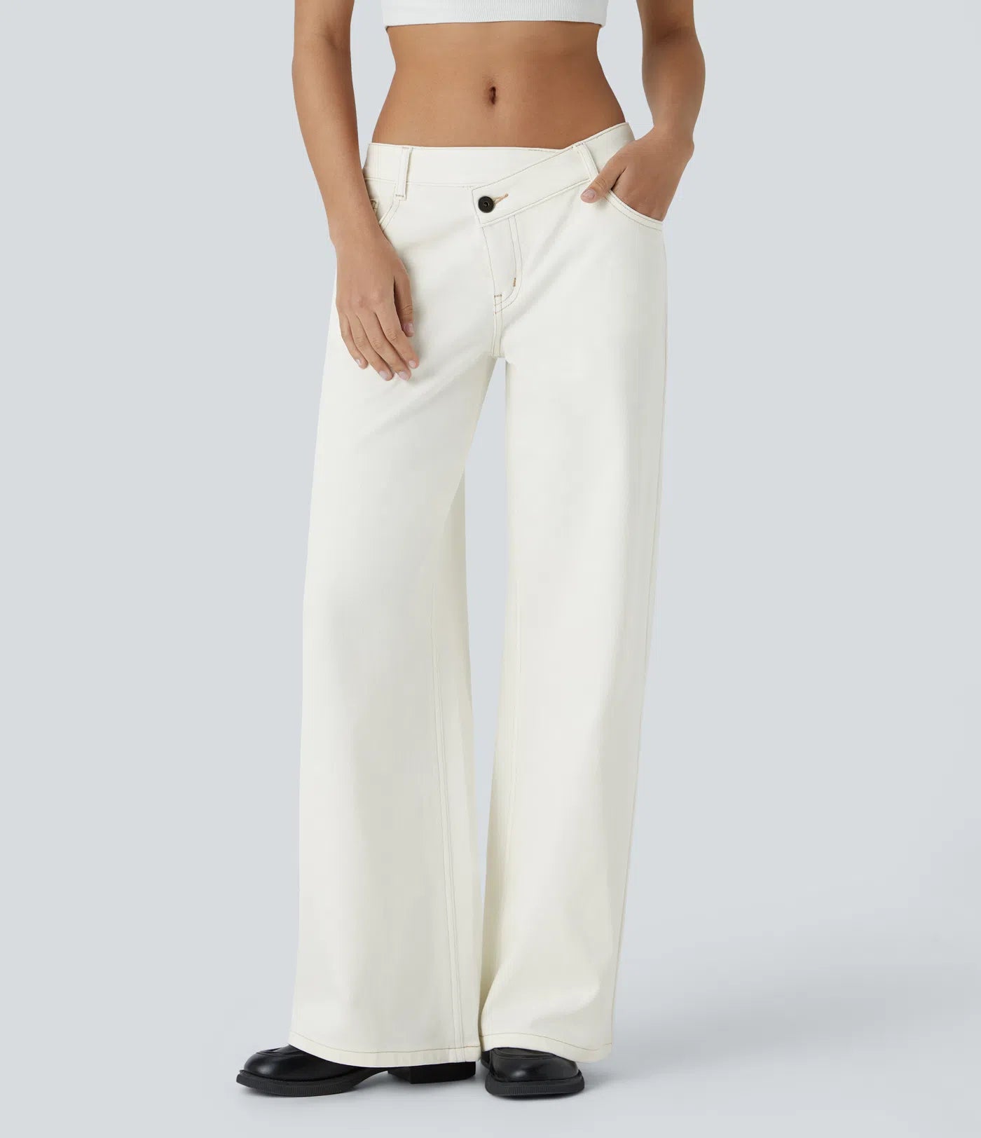 Jeans anchos de cintura baja, bolsillos con cremallera asimétricos, acabado lavado