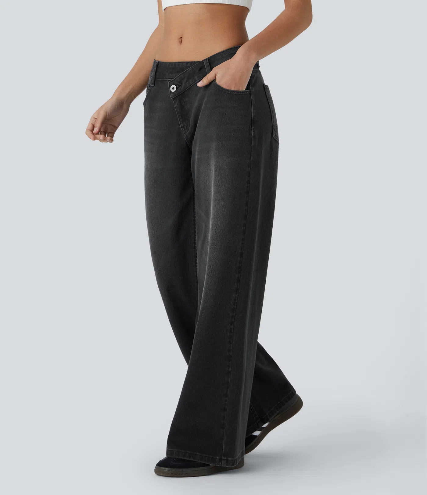 Jeans anchos de cintura baja, bolsillos con cremallera asimétricos, acabado lavado