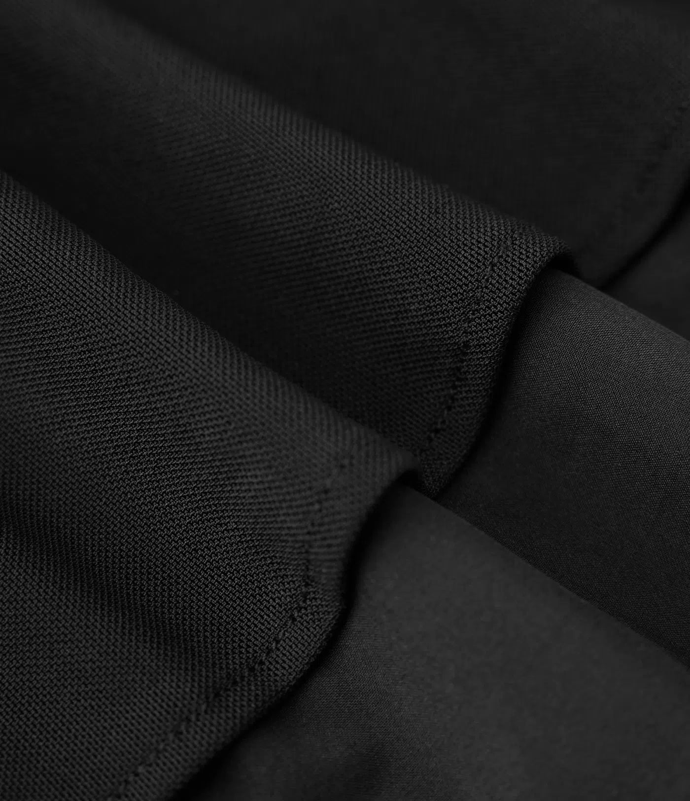 Pantalones relajados de talle alto, con bolsillos y sobreposición de malla, de pierna ancha