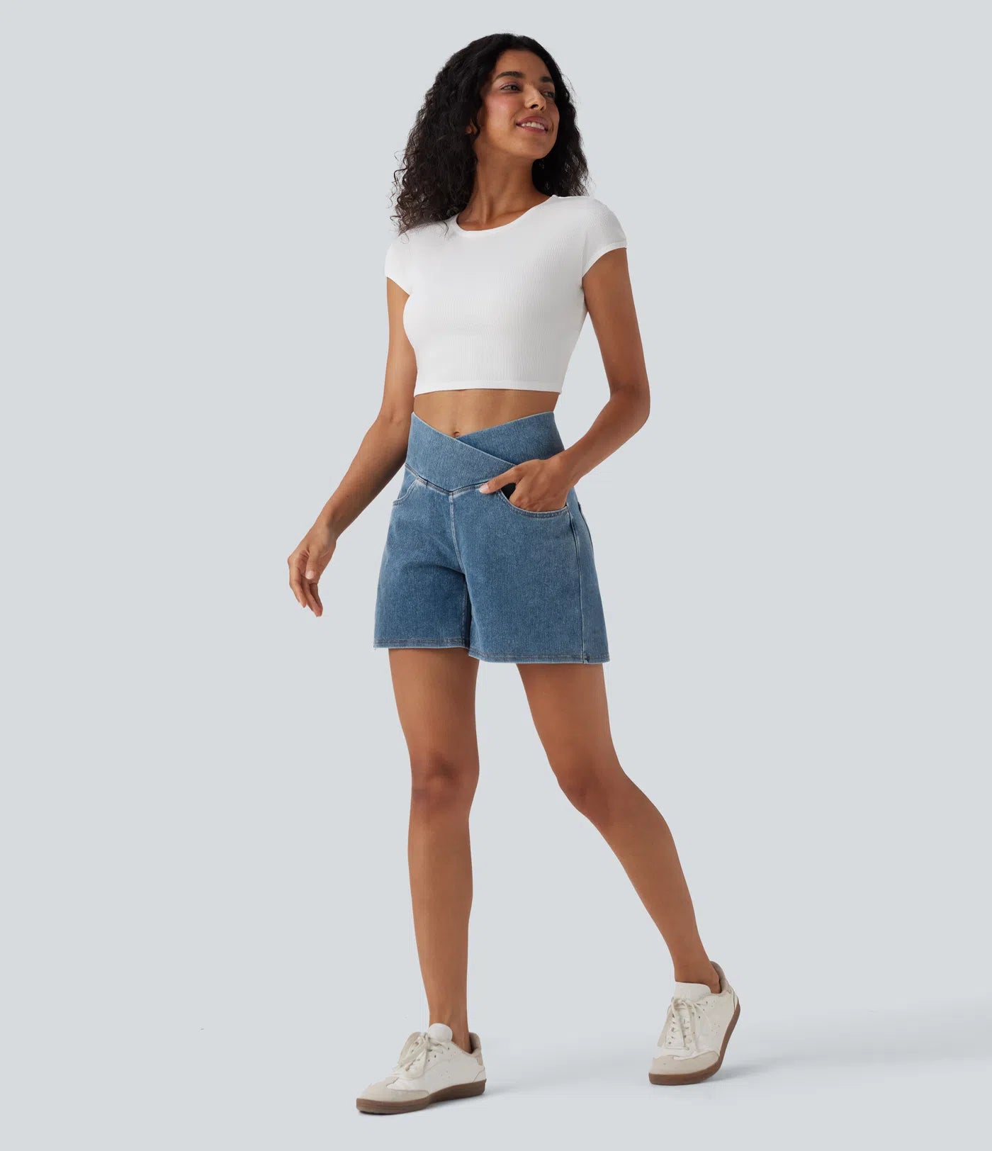 Shorts denim cintura alta con bolsillos, corte en A, pierna ancha y acabado lavado