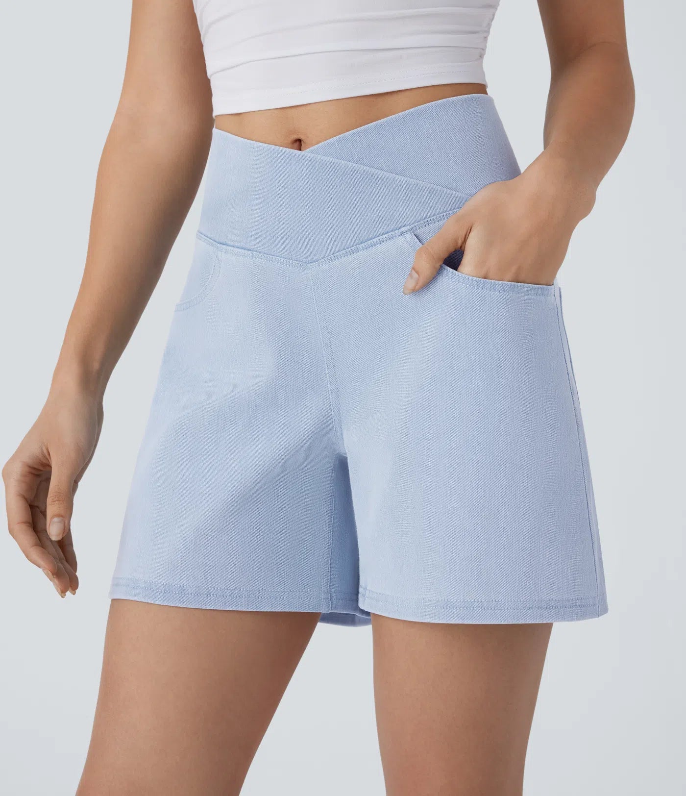Shorts denim cintura alta con bolsillos, corte en A, pierna ancha y acabado lavado