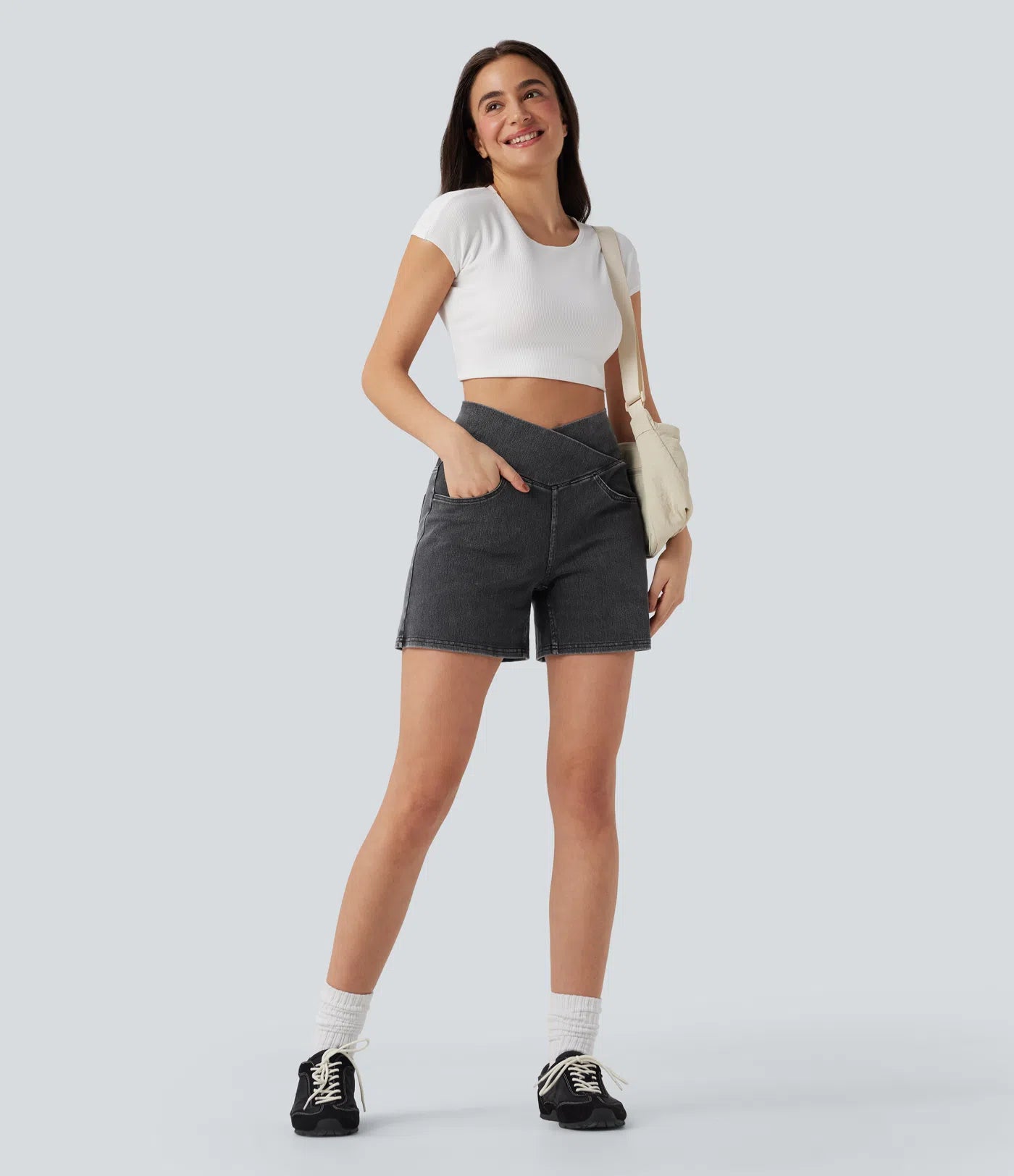 Shorts denim cintura alta con bolsillos, corte en A, pierna ancha y acabado lavado