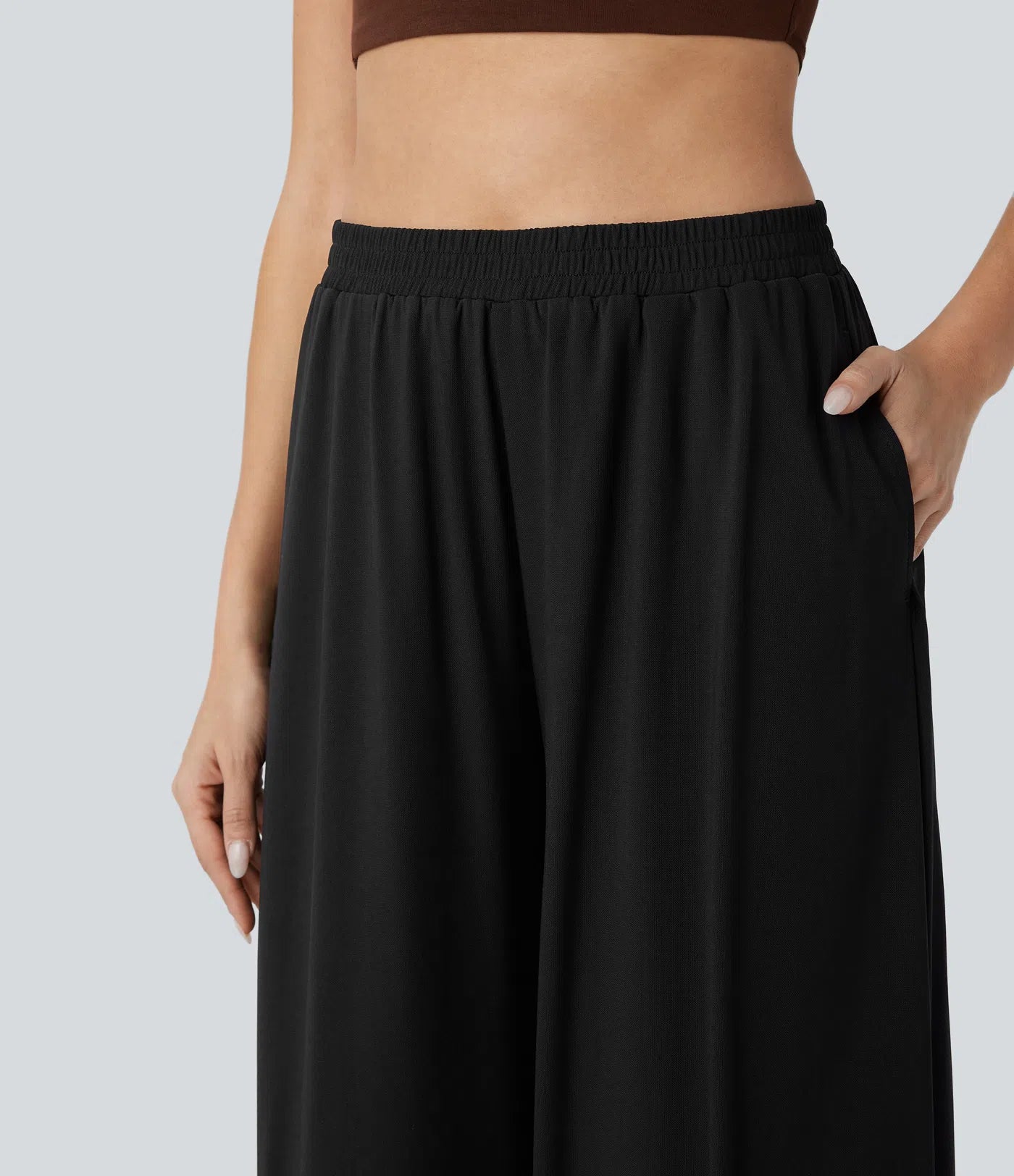 Pantalones relajados de talle alto, con bolsillos y sobreposición de malla, de pierna ancha