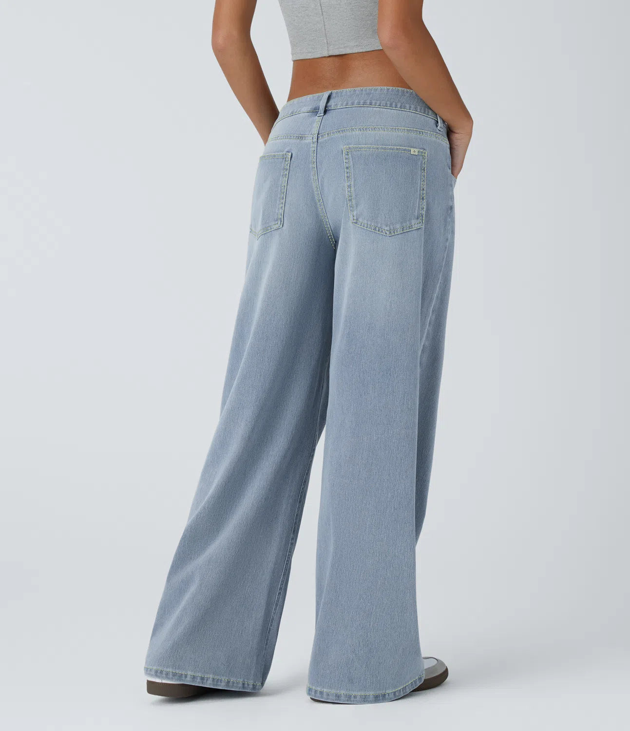 Jeans anchos de cintura baja, bolsillos con cremallera asimétricos, acabado lavado