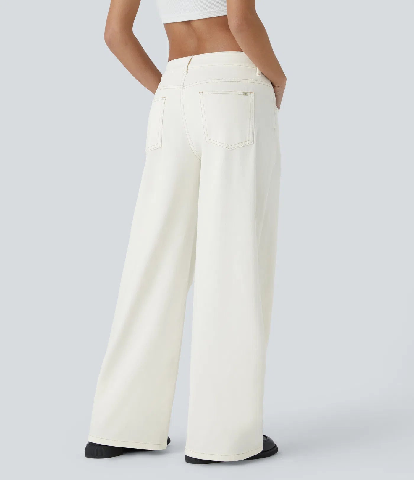 Jeans anchos de cintura baja, bolsillos con cremallera asimétricos, acabado lavado
