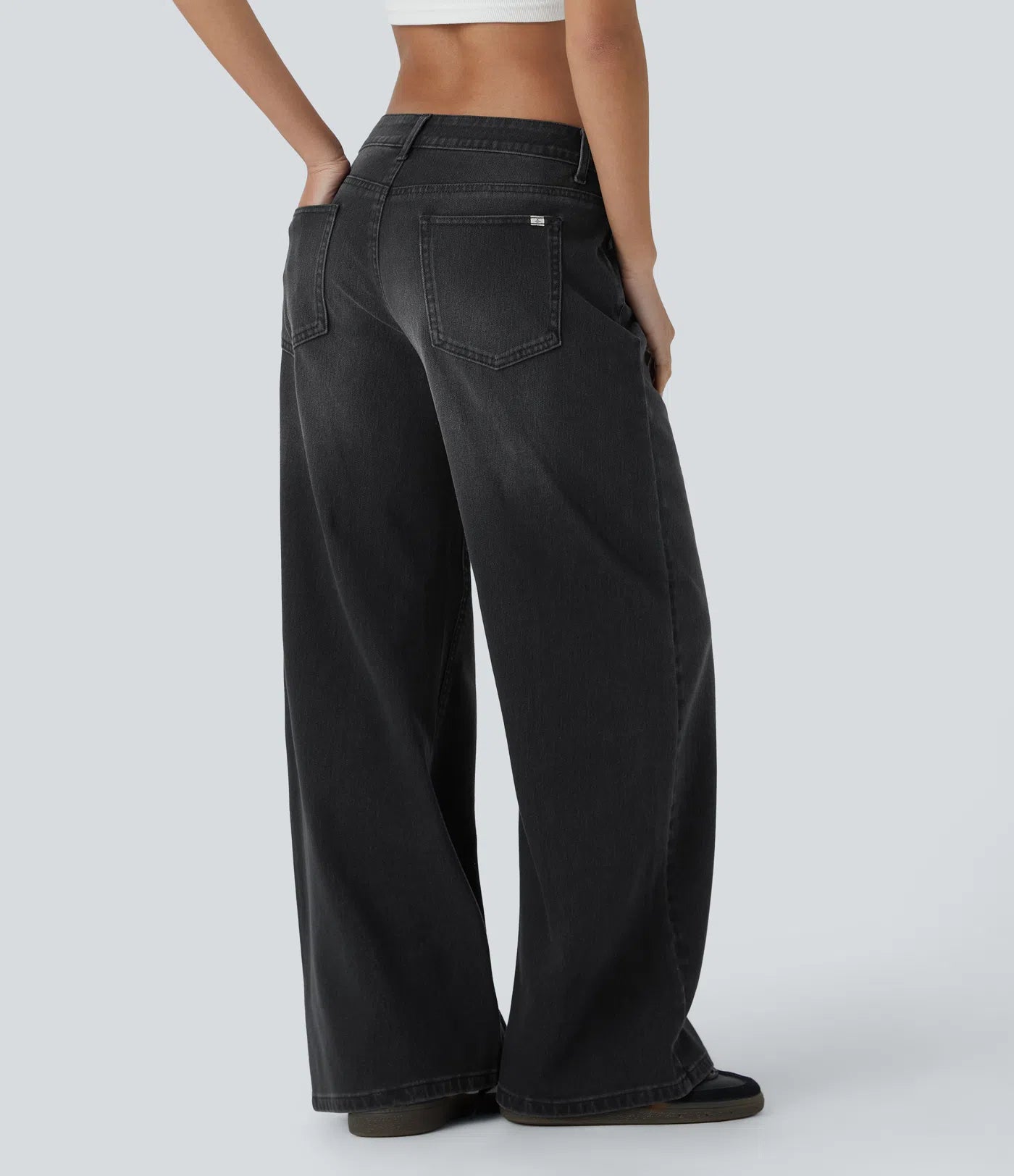 Jeans anchos de cintura baja, bolsillos con cremallera asimétricos, acabado lavado