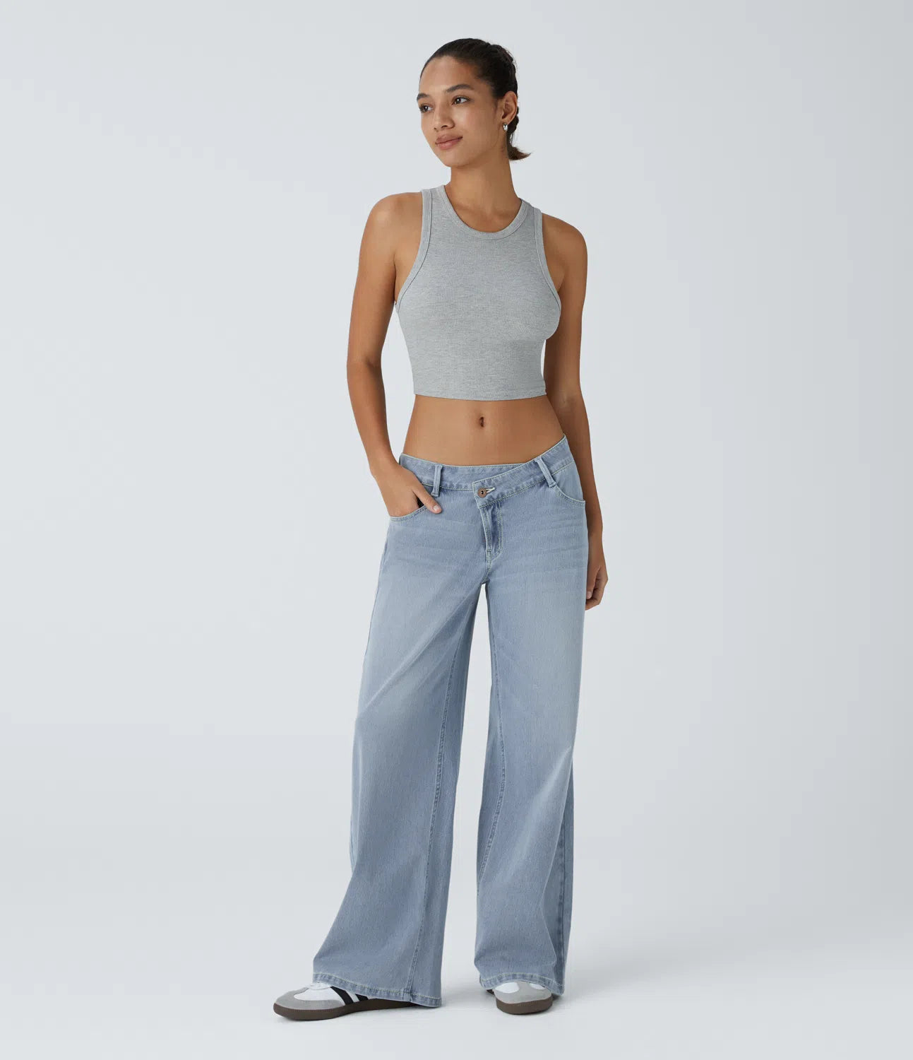 Jeans anchos de cintura baja, bolsillos con cremallera asimétricos, acabado lavado