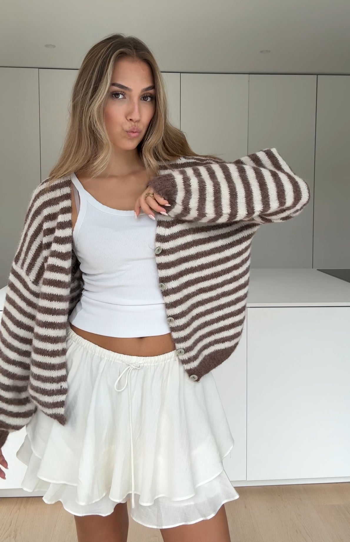 CARDIGÁN A RAYAS COLOR CHOCOLATE OSCURO