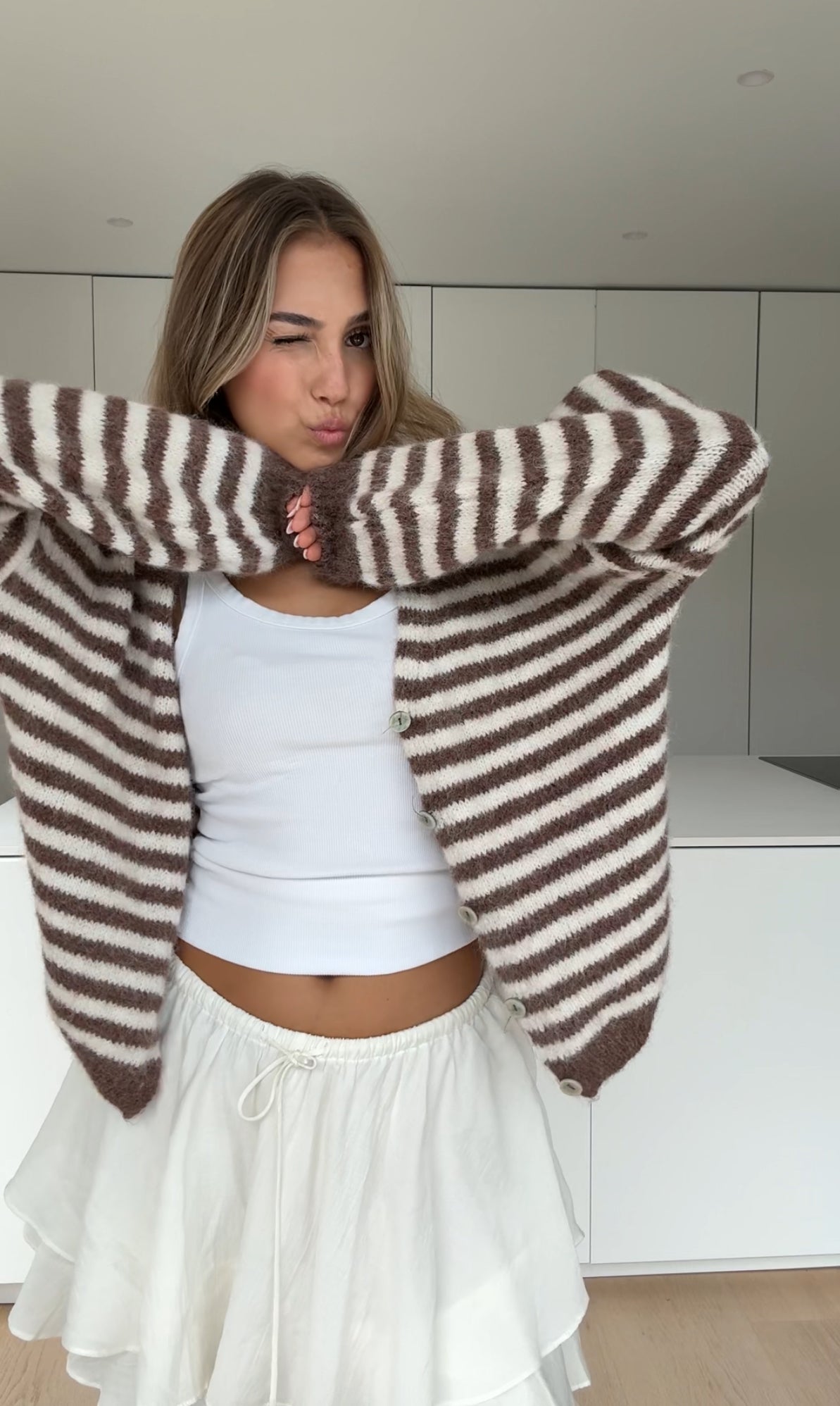 CARDIGÁN A RAYAS COLOR CHOCOLATE OSCURO