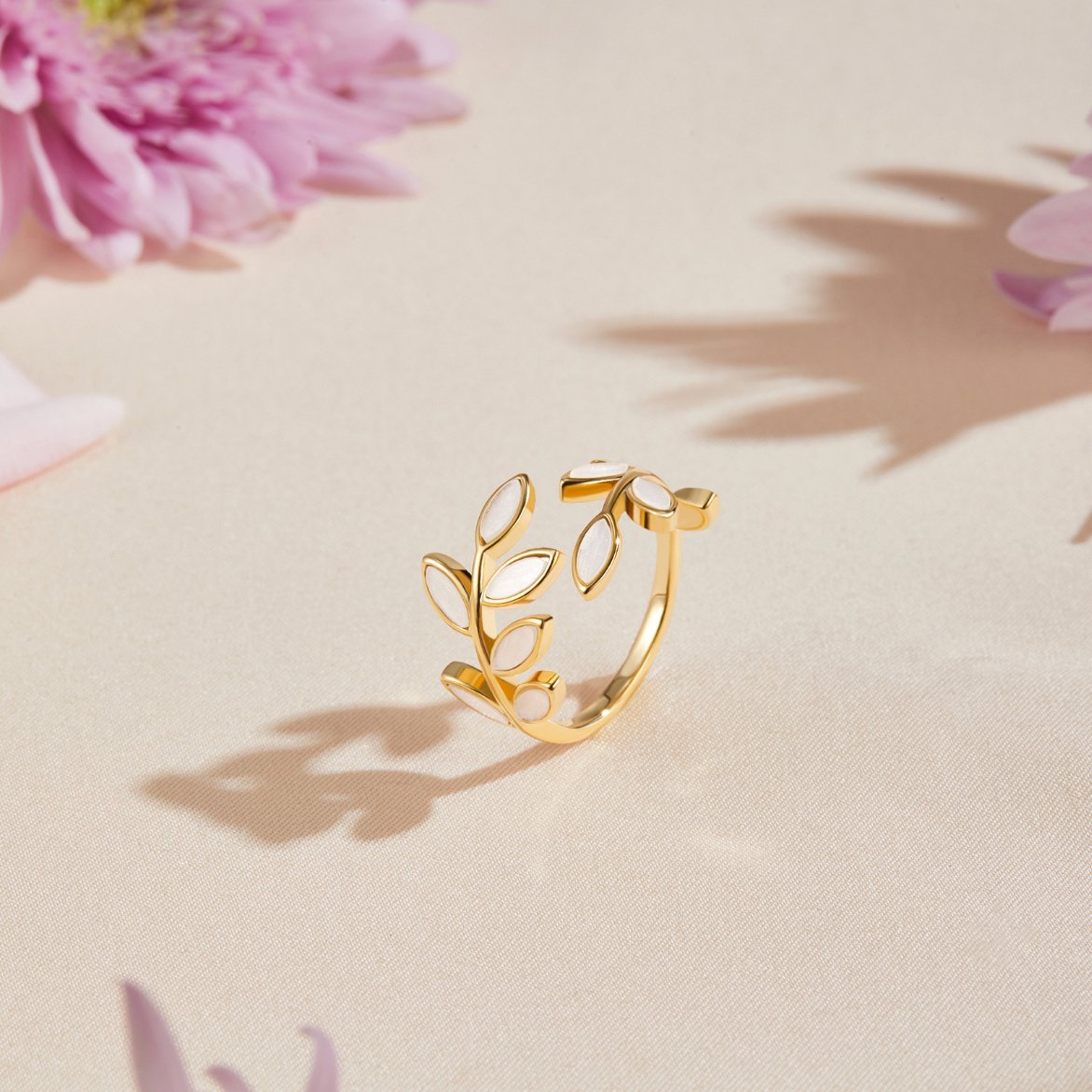Serena – Anillo con hoja dorada